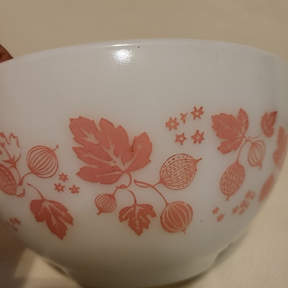 1 1/2 PT Cinderella Gooseberry Pink pattern Pyrex bowl - Picture 2 of 9
